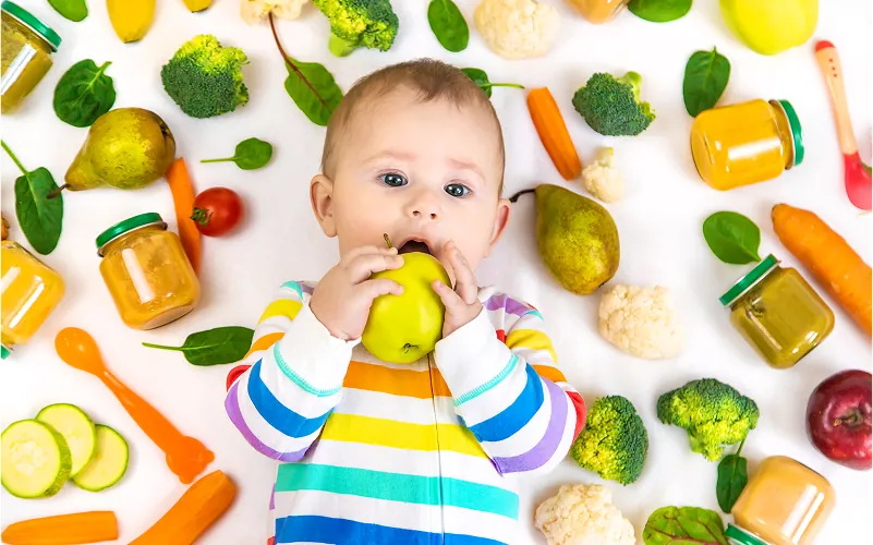 Bebê com alimentos
